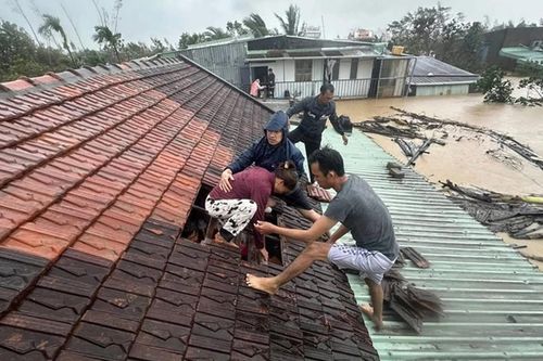 Thủ tướng yêu cầu tập trung tổng lực, bằng mọi biện pháp cứu dân vùng lũ