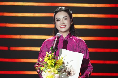Nữ ca sĩ có học vị tiến sĩ, vừa trở thành phó giáo sư là ai?