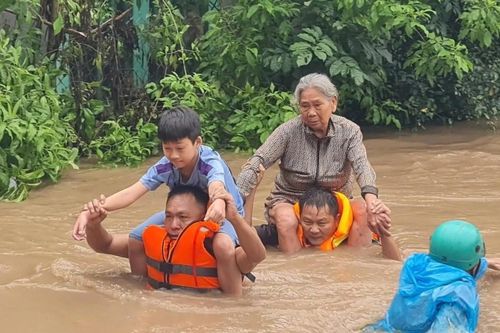 Khi tình người cao hơn mực nước lũ
