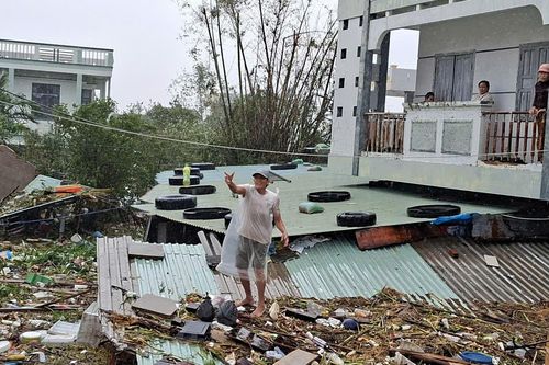 Đắk Lắk lũ vượt mái nhà, dân thoát nạn nghẹn ngào: 'Ngỡ mình chết hôm qua'