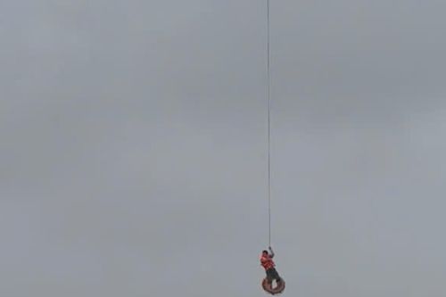 Dùng máy bay không người lái cứu 1 người bị lật thuyền