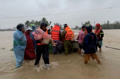Cứu em bé 20 ngày tuổi khỏi vùng lũ sau hơn 2 ngày ở trên nóc nhà