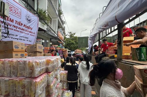 Vừa chịu 4 đợt lũ liên tiếp, người dân Huế vẫn gom hàng ủng hộ đồng bào Đắk Lắk