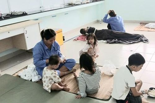 Người dân vùng ngập sâu ở Nha Trang chạy vào bệnh viện tránh lũ