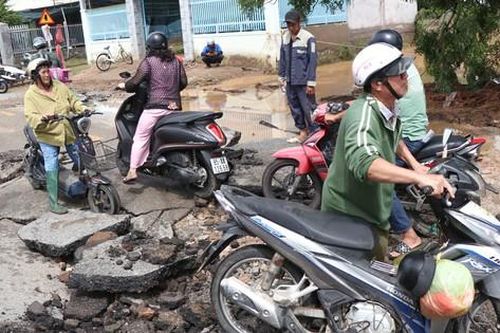 Mưa lũ khiến tuyến đường tỉnh lộ ở Khánh Hòa hư hỏng nặng