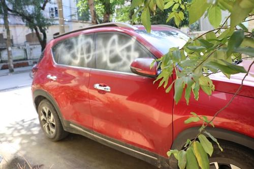 Ô tô đậu trong ngõ ở Nghệ An bị xịt sơn trắng, công an vào cuộc