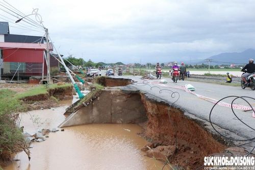 Mưa bão khiến nhà cửa, đường sá ở Khánh Hòa hư hỏng nặng