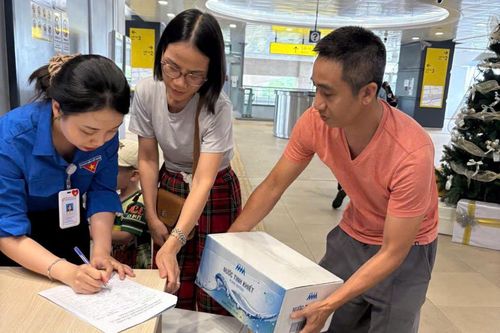 TP Hồ Chí Minh: Đông đảo người dân mang đồ ăn, sữa, quần áo... tới ga metro cứu trợ đồng bào miền Trung