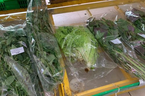 Giá rau xanh ngoài chợ tăng chóng mặt, siêu thị cam kết đủ hàng
