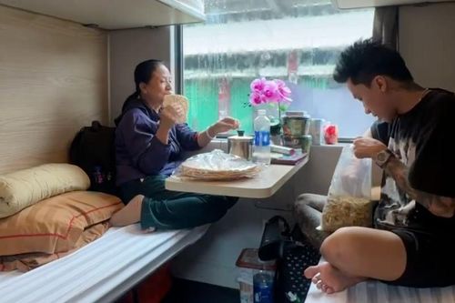3 ngày 2 đêm 'mắc kẹt' trên tàu hỏa vì mưa lũ lịch sử