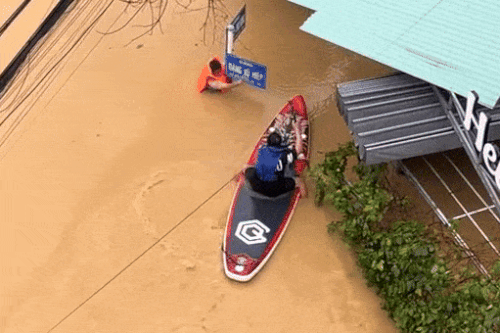 Chèo sup lao ra cứu người chới với giữa lũ sâu 3 m ở Nha Trang