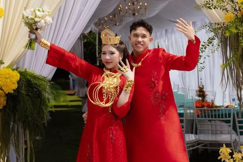 Cưới cô chủ tiệm vàng, tiền vệ tuyển Việt Nam nhận quà 'có 1 không 2'