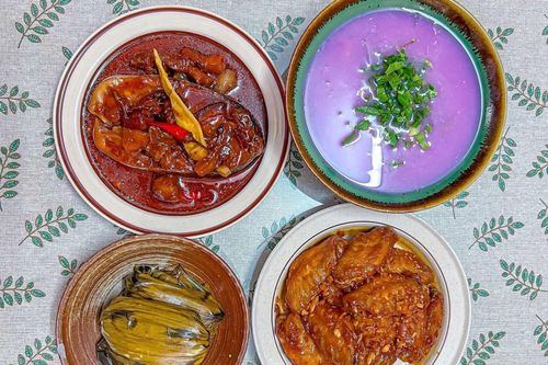 Mâm cơm nhà ở TP.HCM, Hà Nội khi giá rau 'nhảy múa'