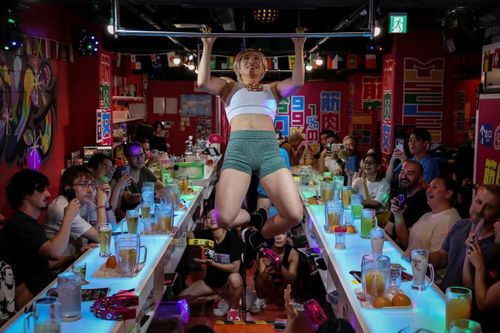 Những cô gái cơ bắp 'vượt chuẩn mực' trong quán bar ở Nhật Bản
