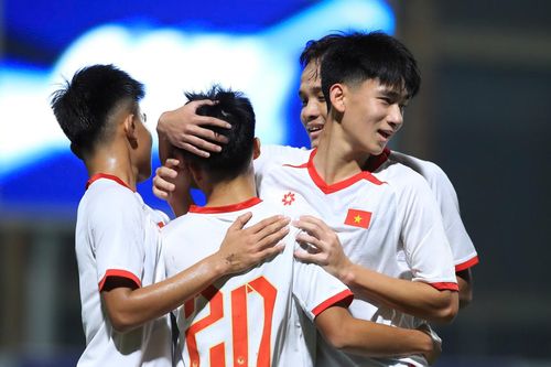 U17 Việt Nam hủy diệt Singapore ở trận ra quân