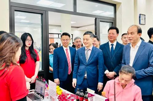 Sôi động Ngày hội việc làm phường Phú Thượng với gần 1.500 chỉ tiêu, lương cao