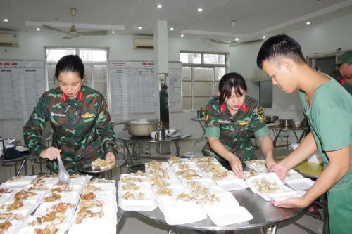 Bếp cơm ấm lòng người dân vùng lũ