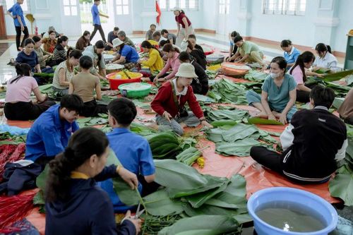Bánh chưng và nhu yếu phẩm nghĩa tình gửi tới đồng bào vùng lũ
