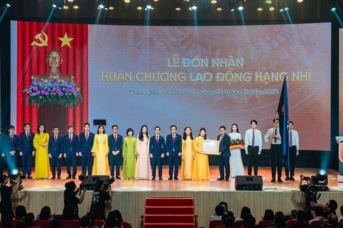Trường Đại học Văn Lang đón Huân chương Lao động hạng Nhì