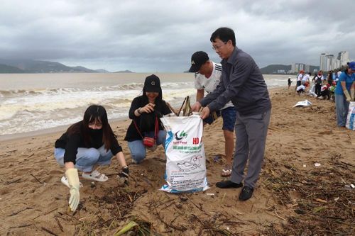 Ngành Du lịch ra quân làm sạch biển Nha Trang, nỗ lực hồi sinh điểm đến sau mưa lũ