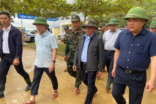 Thường trực Ban Bí thư Trần Cẩm Tú trực tiếp thị sát, chỉ đạo khắc phục mưa lũ lịch sử tại Khánh Hòa