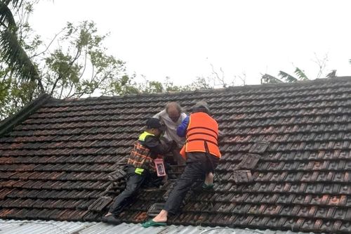 Chính quyền địa phương cùng các lực lượng căng mình sơ tán dân và cứu nạn
