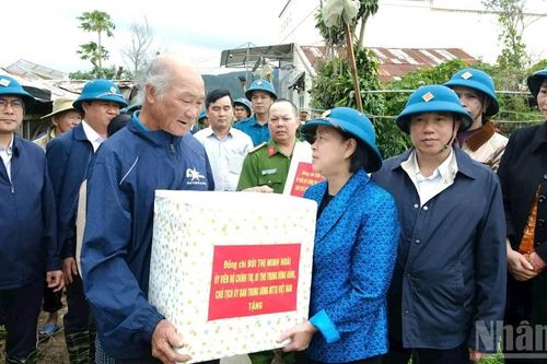 Đồng chí Bùi Thị Minh Hoài thăm, động viên người dân vùng lũ Lâm Đồng