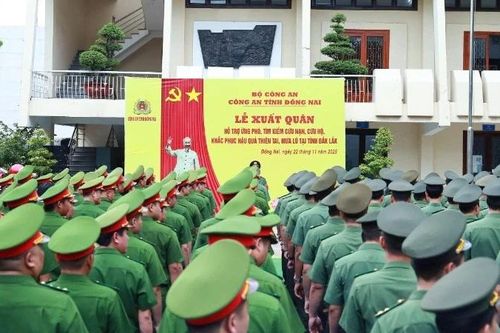 Công an Đồng Nai hỗ trợ người dân vùng lũ Đắk Lắk