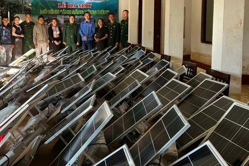 Đồn Biên phòng Mỹ Lý chung tay thắp sáng vùng biên, góp phần khắc phục hậu quả mưa lũ