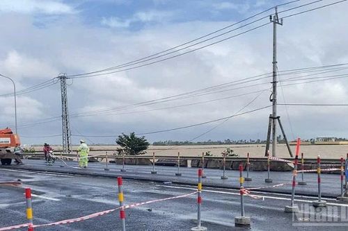 Nhiều tuyến đường ở Trung Bộ vẫn tắc do mưa lũ kéo dài