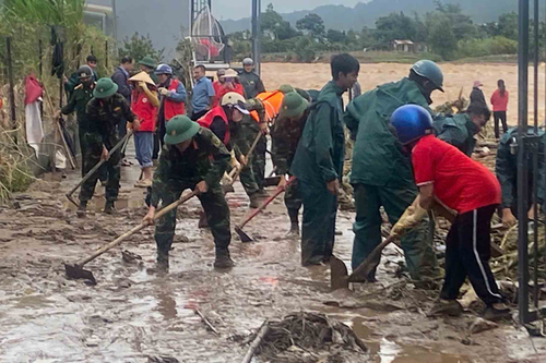 Sư đoàn 302 (Quân khu 7): Cơ động trong đêm, cùng dân vượt lũ