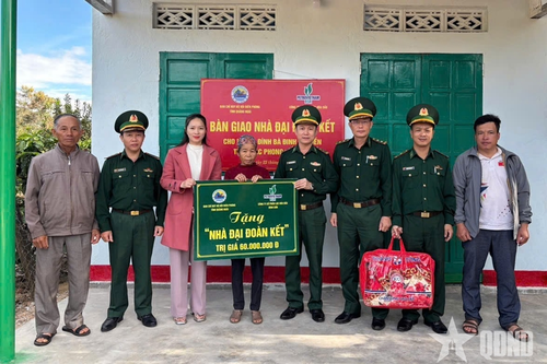 Đồn Biên phòng Cửa khẩu quốc tế Bờ Y phối hợp bàn giao 'Nhà đại đoàn kết'