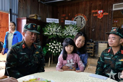 Quân khu 7 thăm, hỗ trợ các gia đình có nạn nhân qua đời do thiên tai tại tỉnh Lâm Đồng