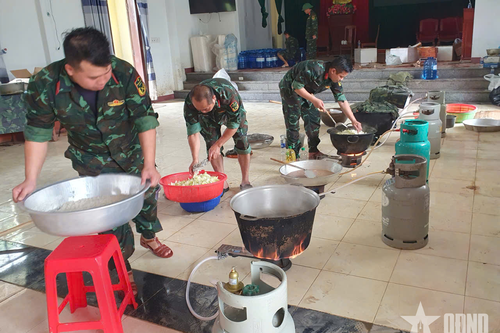 Hàng nghìn suất cơm cấp phát đến bà con vùng lũ