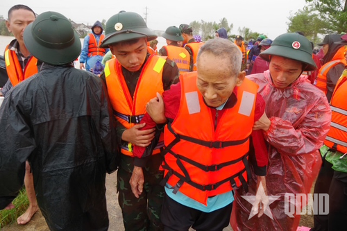Quân đội tăng cường hỗ trợ nhân dân xã Hòa Thịnh và nhiều địa phương của tỉnh Đắk Lắk