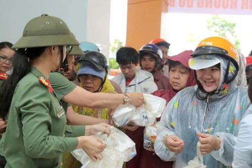 Những suất ăn ấm lòng người dân vùng lũ