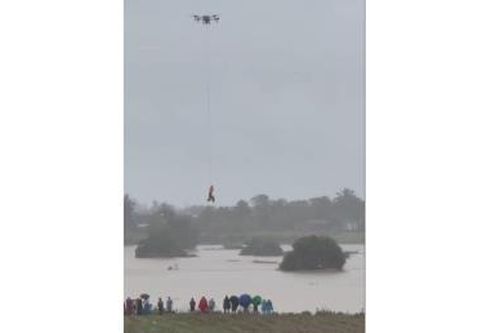 Dùng drone cứu người bị lũ cuốn trôi