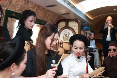 Thí sinh 'Tiếng hát Hà Nội 2025' hát xẩm trên chuyến tàu di sản