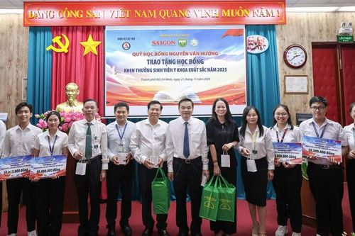 Trao học bổng Nguyễn Văn Hưởng cho 7 sinh viên y khoa xuất sắc