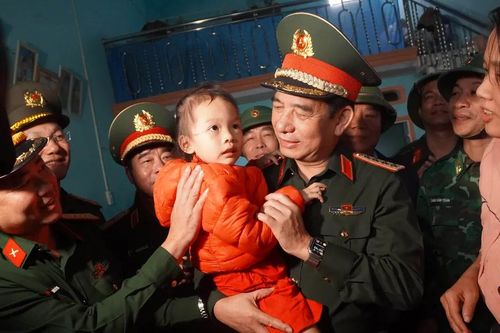 Đại tướng Phan Văn Giang: Bộ đội cần giúp dân sớm dựng lại nhà sau bão lũ