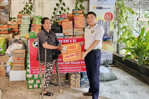 Xúc động hình ảnh người bán vé số, người khuyết tật góp sức cứu trợ đồng bào vùng lũ