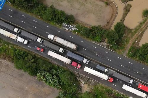 Quốc lộ 1 qua Khánh Hòa tê liệt, phương tiện nằm chờ 3 ngày