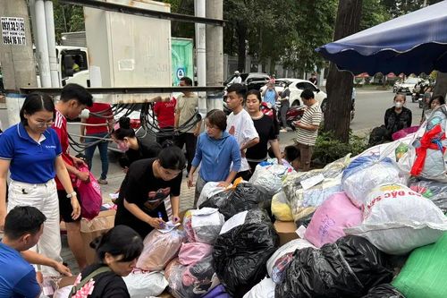 Vận chuyển hơn 40 tấn hàng hỗ trợ đồng bào bị lũ lụt ở Đắk Lắk