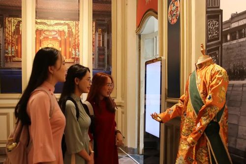 Khai mạc triển lãm 'Nam Diện': Y phục Việt qua ba thế kỷ