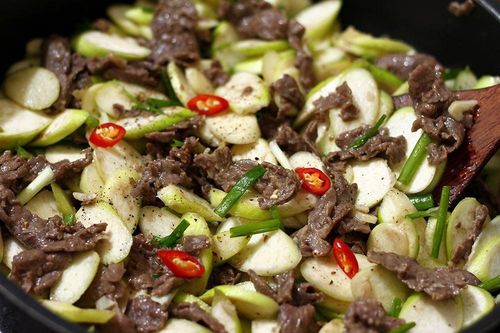 Mùa niễng về, đem xào thịt bò nóng hổi ăn là mê