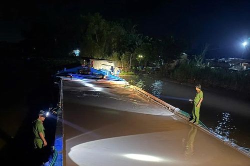 Bắt giữ 2 phương tiện chở cát lậu ở Vĩnh Long