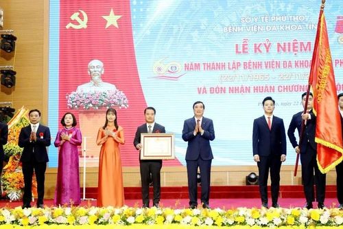 Bệnh viện Đa khoa tỉnh Phú Thọ vinh dự đón nhận Huân chương Lao động hạng Ba