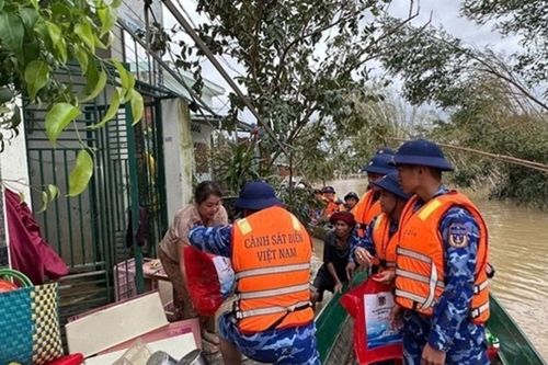 Những bước chân đi về phía nhân dân ảnh hưởng bởi mưa lũ