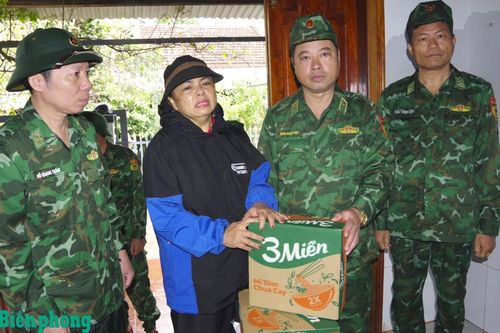 Thiếu tướng Trần Ngọc Hữu, Phó Tư lệnh BĐBP kiểm tra, thăm hỏi, tặng quà nhân dân và cán bộ, chiến sĩ trực tiếp tham gia giúp dân