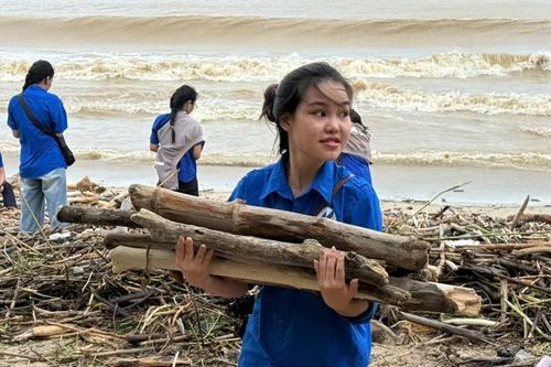 Gần 1.000 đoàn viên, thanh niên dọn rác bờ biển Nha Trang sau mưa lũ